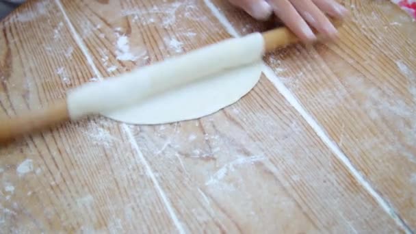 Fazendo pão no fundo da mesa de madeira . — Vídeo de Stock