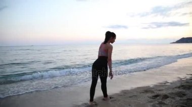 Akdeniz beach üzerinde gün batımında yoga yapmak spor kız