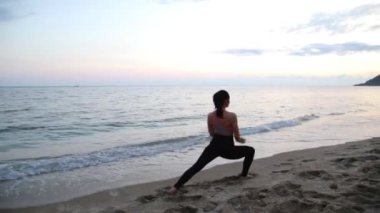 Akdeniz beach üzerinde gün batımında yoga yapmak spor kız