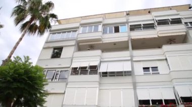 Binanın önünde palmiye ağaçları ile atış kurulması