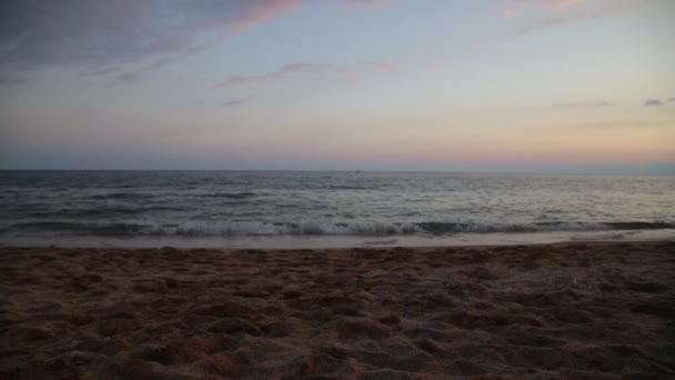 Спортивный отдых девушка работает на пляже Средиземного моря на закате — стоковое видео