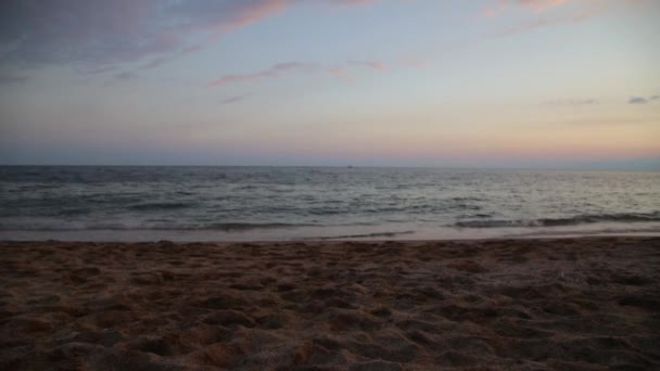 Esporte lazer menina correndo na praia do Mar Mediterrâneo ao pôr do sol — Vídeo de Stock