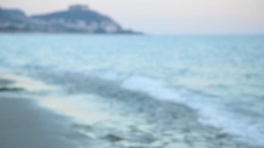 Cennet plaj gün batımında yalnız yürüyen güzel kadın.