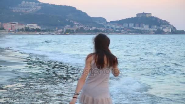 Mulher bonita andando na praia paradisíaca sozinha ao pôr do sol . — Vídeo de Stock