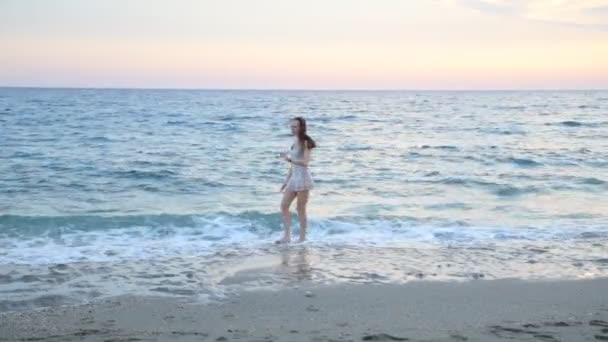 Bella donna che cammina sulla spiaggia paradisiaca da sola al tramonto . — Video Stock