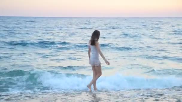 Belle femme marchant sur la plage paradisiaque seule au coucher du soleil . — Video