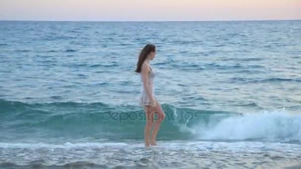 Belle femme marchant sur la plage paradisiaque seule au coucher du soleil . — Video