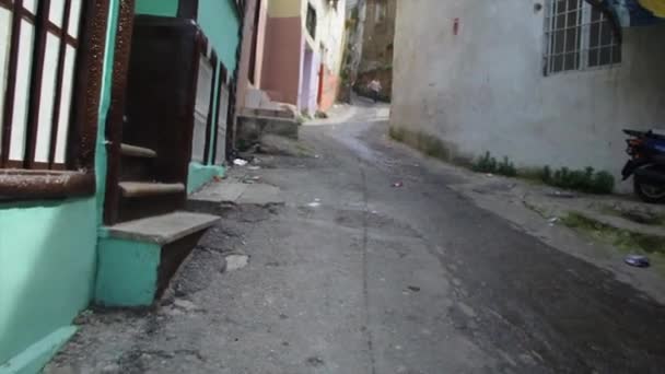 Les garçons de la Turquie courent devant une caméra dans un bidonville, des cabanes en arrière-plan. Région turque colorée ghetto gecekondu . — Video