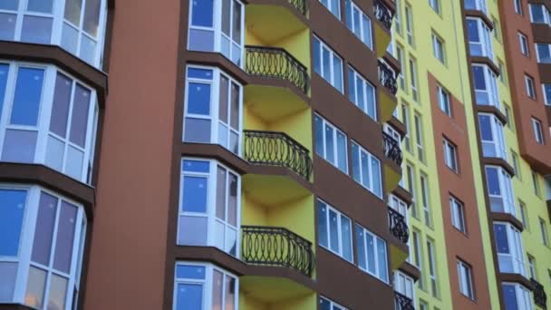 现代公寓建立在日落时分拍摄。租赁的概念. — 图库视频影像