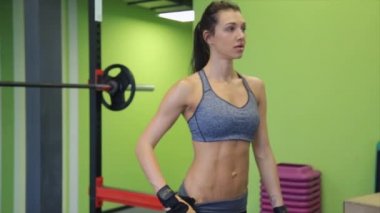 Genç yarış spor kadın modeli mükemmel kas vücut salonunda poz ile karışık.