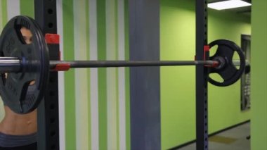 Orta yavaş mo eğim aşağı tilt-up adam vurdum ve crossfit spor salonunda egzersiz ve kaldırma ağırlıkları kadın vücut geliştirmeci şampiyon atlet güç yapıyor kadınlar temiz