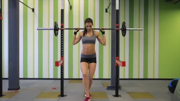 Média tiro lento mo tilt-down tilt-up homens e mulheres exercitando e levantando pesos feminino fisiculturista campeão atleta fazendo poder limpo em crossfit ginásio — Vídeo de Stock