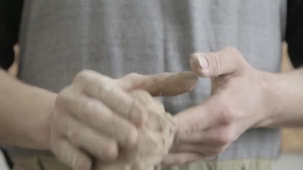 Garncarstwo i ceramika. Dorosły mężczyzna rzeźbiarz Mistrz przygotowania gliny w ręce. — Wideo stockowe