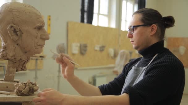 Скульптор моделювання скульптури коригування деталі обличчя головка з глини . — стокове відео