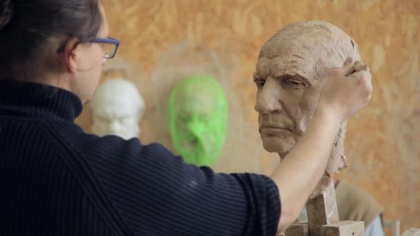 Bildhauer Modellierung Skulptur Anpassung von Gesichtsdetails Kopf aus Ton. — Stockvideo