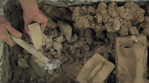 Skulptören bromsar gammal lera skulptur delar för att skapa nya. — Stockvideo