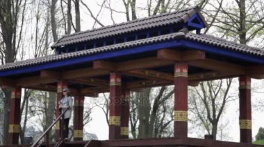 Himalaya Dağları'nda tibet tapınak selfie yapma genç hipster kadın.