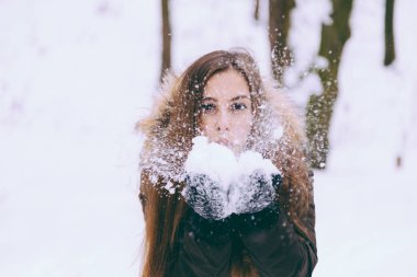 Kadın sıcak kar orman darbeler dışarı soğuk kışın Tunceli.