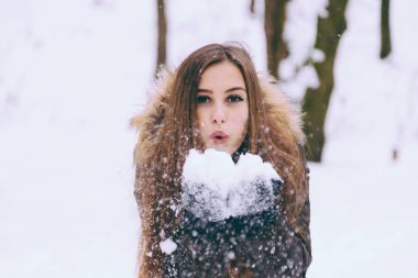 Kadın sıcak kar orman darbeler dışarı soğuk kışın Tunceli.