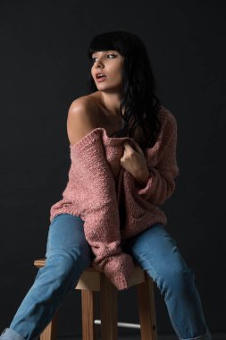 Uzun ve parlak dalgalı saçlı esmer karışık yarış İspanyol beyaz kız. Güzel model kıvırcık saç modeli.