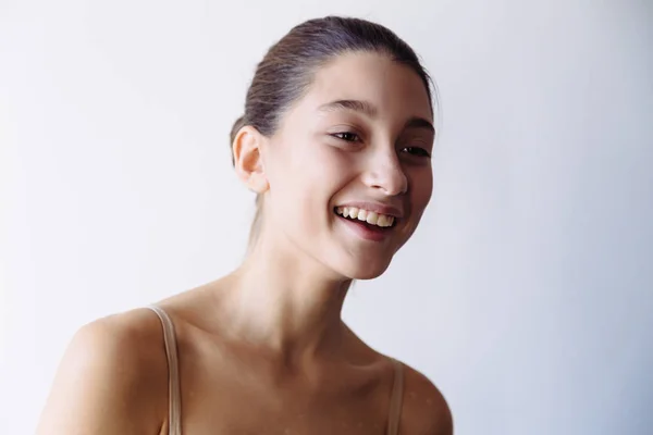 Ομορφιά κορίτσι μοντέλο πορτρέτο χαμογελώντας. Νεολαία και δέρμα φροντίδα έννοια — Φωτογραφία Αρχείου