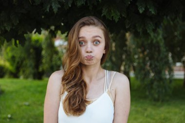 Yeşil arka plan üzerinde oldukça sevimli genç kadın şaşırttı şok.