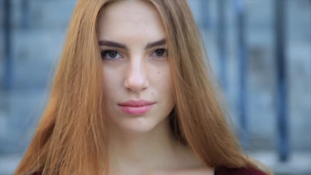 Retrato de mulher mulher muito caucasiana com cabelo comprido sorrindo na cidade . — Vídeo de Stock