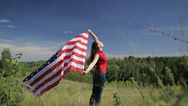 Hrdý americká dívka drží hvězdy a pruhy v pomalém pohybu — Stock video