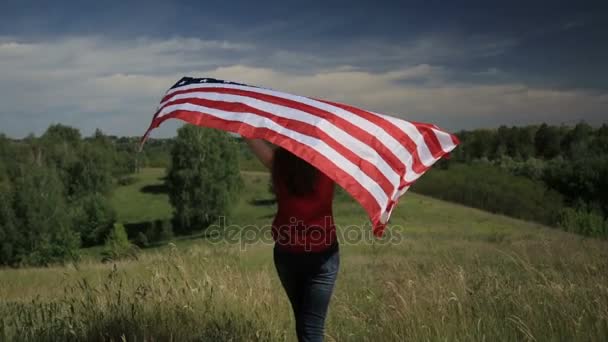 Гордая американка, держащая звезды и полосы в замедленной съемке — стоковое видео