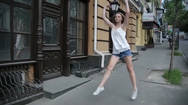 Hedendaagse Kaukasische ballet danser straat vrouw stedelijke freestyle dansen in de stad — Stockvideo