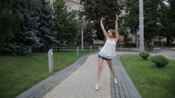 Kortárs kaukázusi balett utcai táncos nő városi tánc freestyle a városban — Stock videók