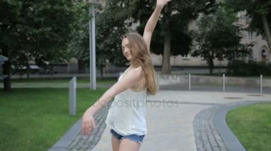 Çağdaş beyaz bale sokak dansçısı kadın kentsel freestyle şehirde dans