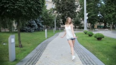Çağdaş beyaz bale sokak dansçısı kadın kentsel freestyle şehirde dans