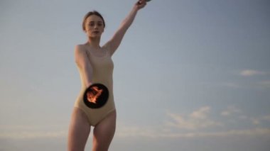 Genç güzel kadın beden takım elbise sunrise çölde ateşle dans ediyor