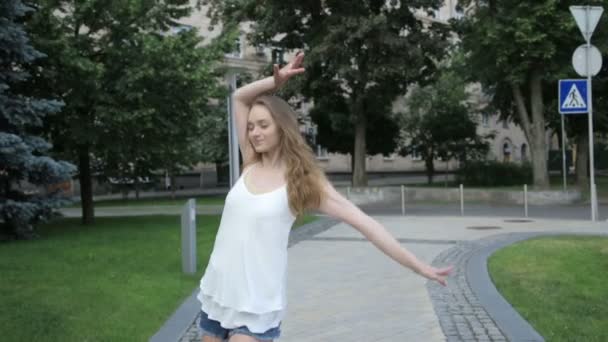 Hedendaagse Kaukasische ballet danser straat vrouw stedelijke freestyle dansen in de stad — Stockvideo