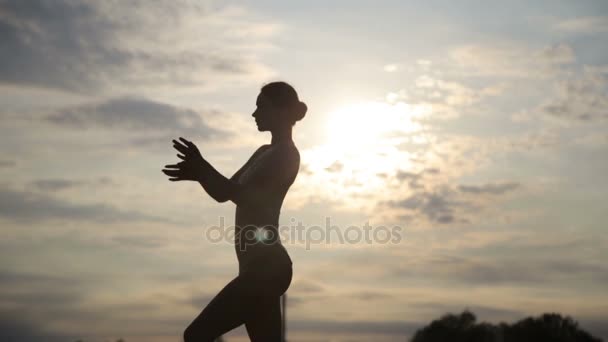 Ung vacker kvinna dansar bär kropp kostym på soluppgången i öknen. — Stockvideo