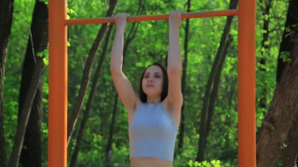 Kevert Sport lány felhúzta a parkban sportfelszerelés — Stock videók