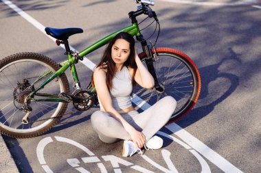 Genç yarış kadın bisikletçi dağ bisikleti ile orman bisiklet egzersiz açık içinde karışık.