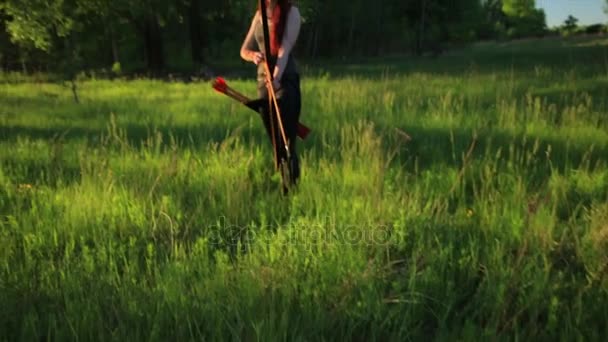 Onun öz ile ok ve yayla hedeflere ateş kadın kızıl saçlarını okçu yandan mehendi kına dövme yapılmış. — Stok video