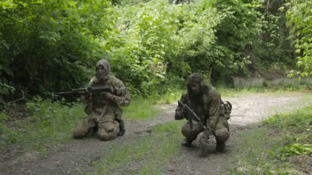 Guerilla partisan warriors operation in urban environment. — Stock Video