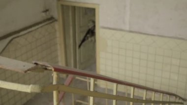 Kentsel çevre gerilla partizan savaşçılar işlem. Binaya girerken askerler.
