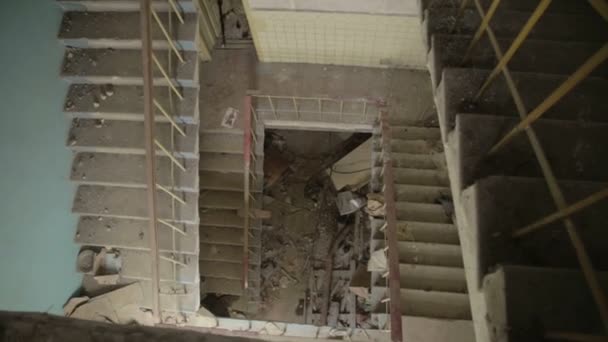 Guérilla guerriers partisans opération en milieu urbain. Soldats entrant dans le bâtiment .