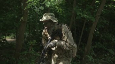 Kentsel çevre gerilla partizan savaşçılar işleminde.