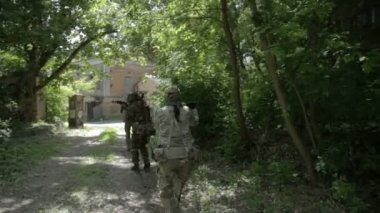 Kentsel çevre gerilla partizan savaşçılar işleminde.