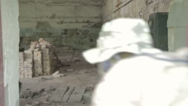 도시 환경에서 게릴라 빨치산 전사 작업입니다. 건물을 입력 하는 군인. — 비디오