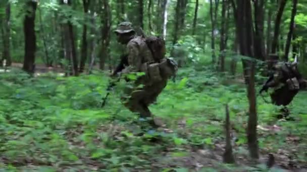 Guerilla stranické bojovníci útočí na míření v lese léčku nošení zbraně. — Stock video