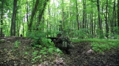 Gerilla partizan savaşçı silah taşıyan orman pusuda hedefleyen.