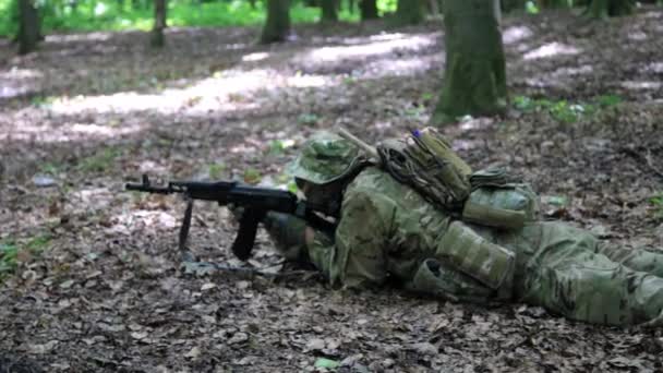 그의 총을 들고 숲 매 복에서 목표로 게릴라 빨치산 전사. — 비디오