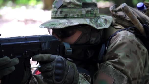 Guerrero partisano guerrillero apuntando en una emboscada forestal llevando su arma . — Vídeos de Stock