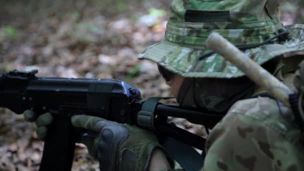 Guerilla partisan warrior aiming in forest ambush carrying his gun. — Stock Video